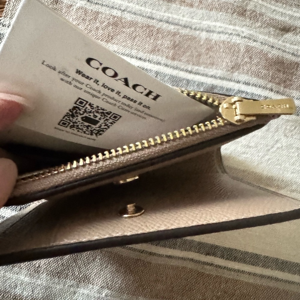 COACH| EUC Bifold Wallet - Picture 7 of 9